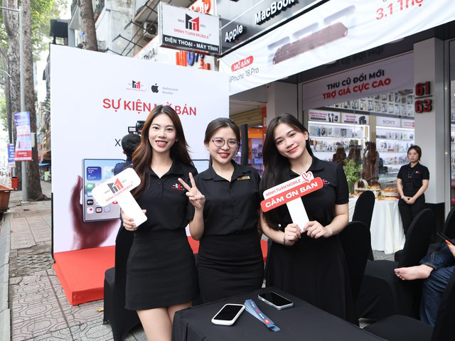 Sự kiện mở bán iPhone Duo tại một cửa hàng Minh Tuấn Mobile ở TP.HCM